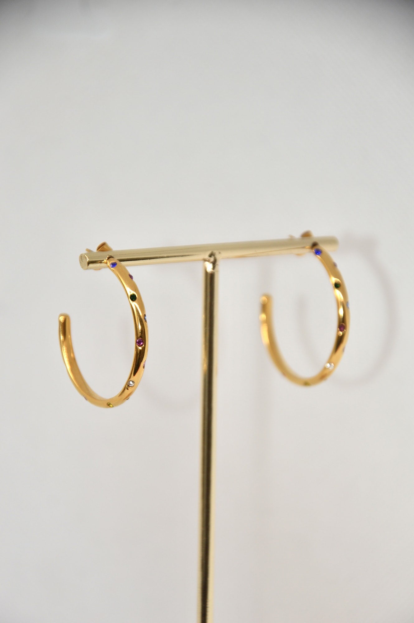 argolas com brilhantes coloridos