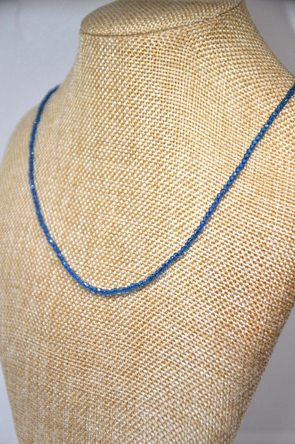 colar missangas azul escuro