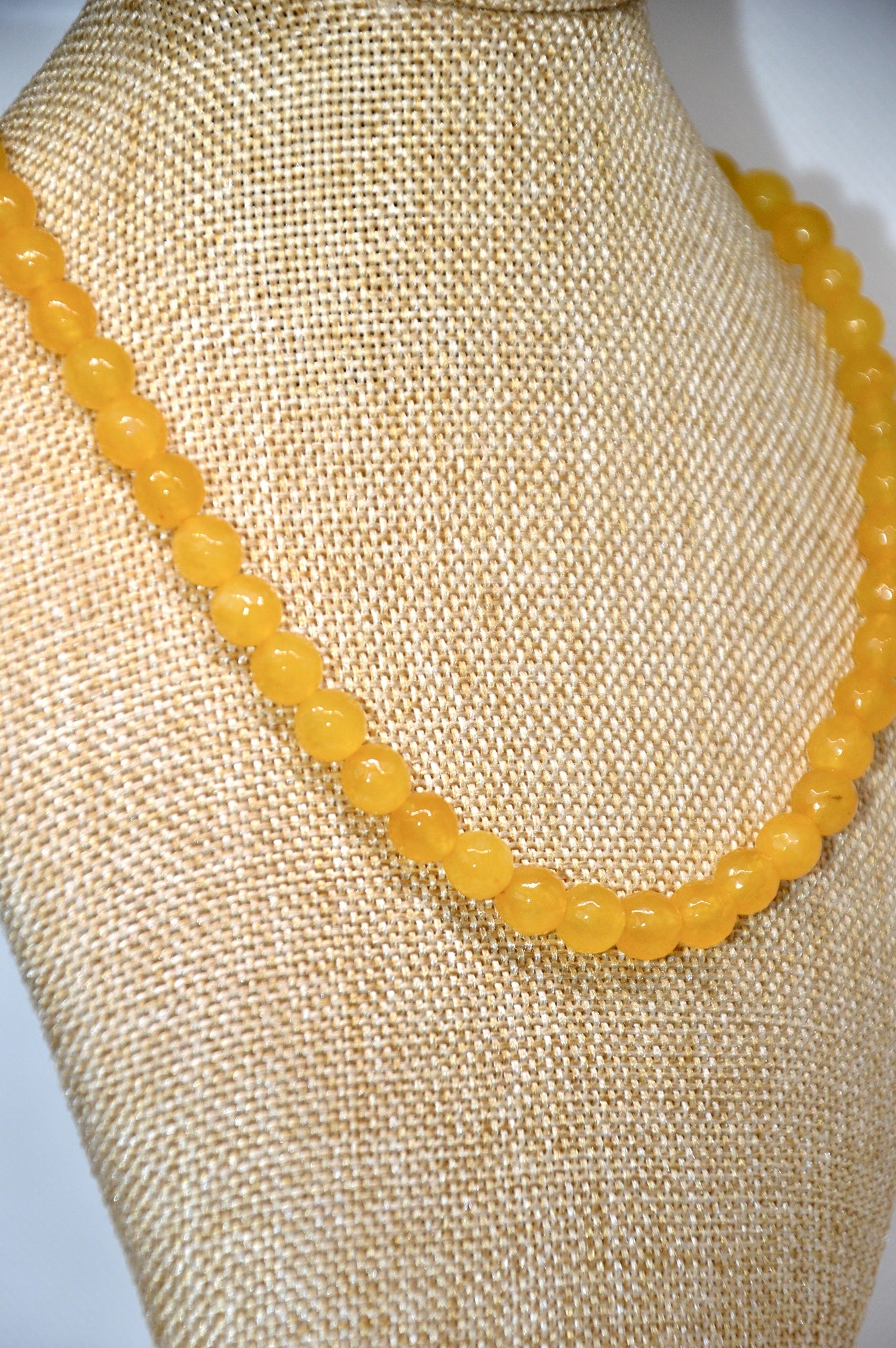 colar amarelo