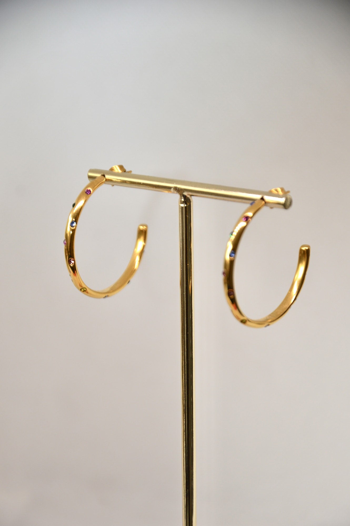 argolas com brilhantes coloridos