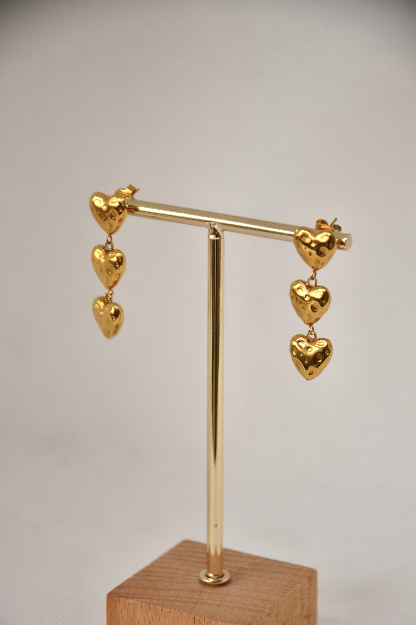 brincos tripple hearts