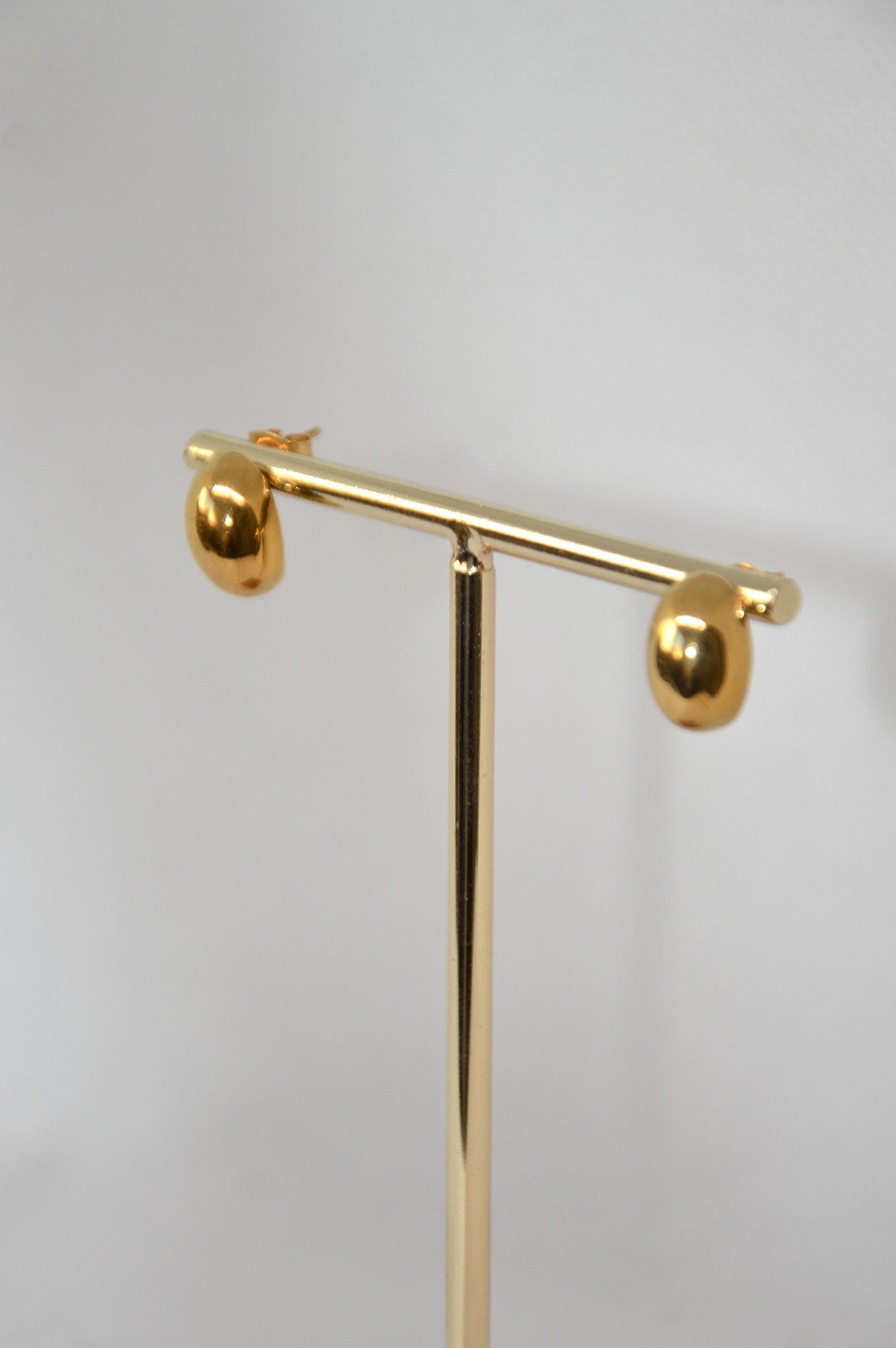 brincos dot dourados